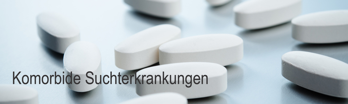 Verschüttete Tabletten auf einer Oberfläche